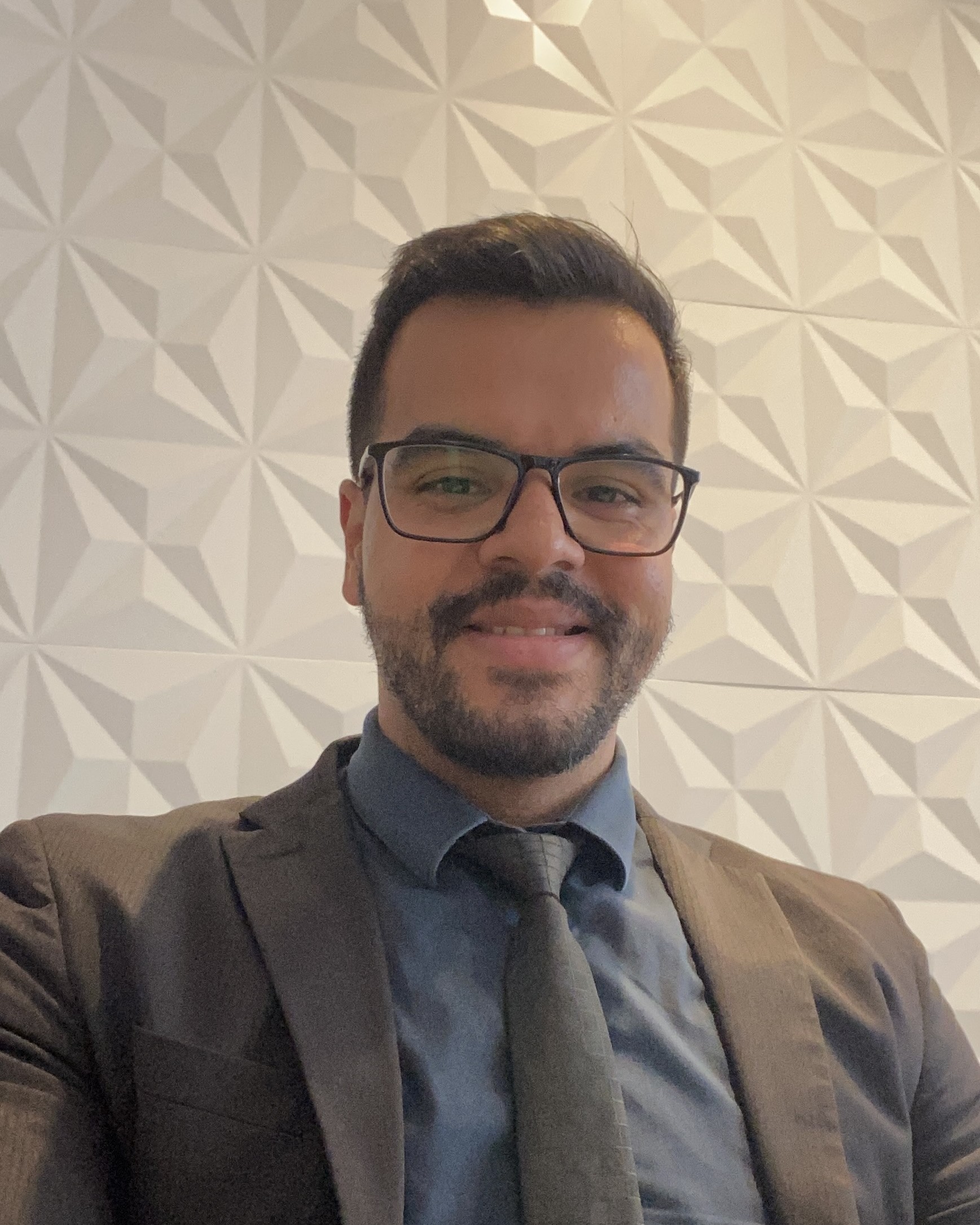 Dr. Wesley Roberto